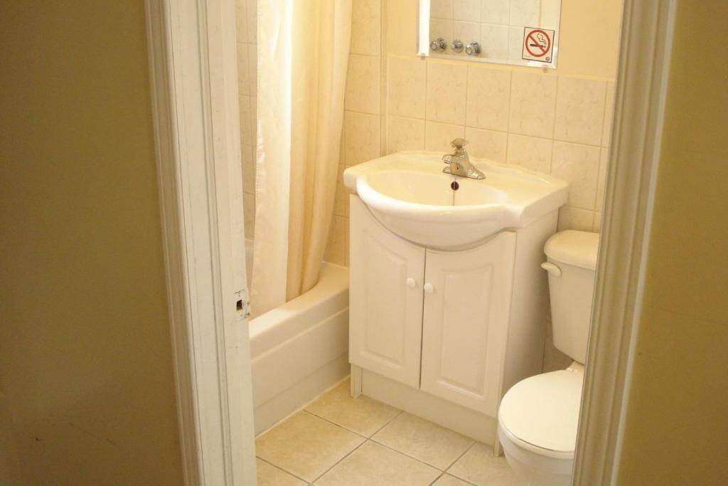 Eastcourt London Motel Room photo